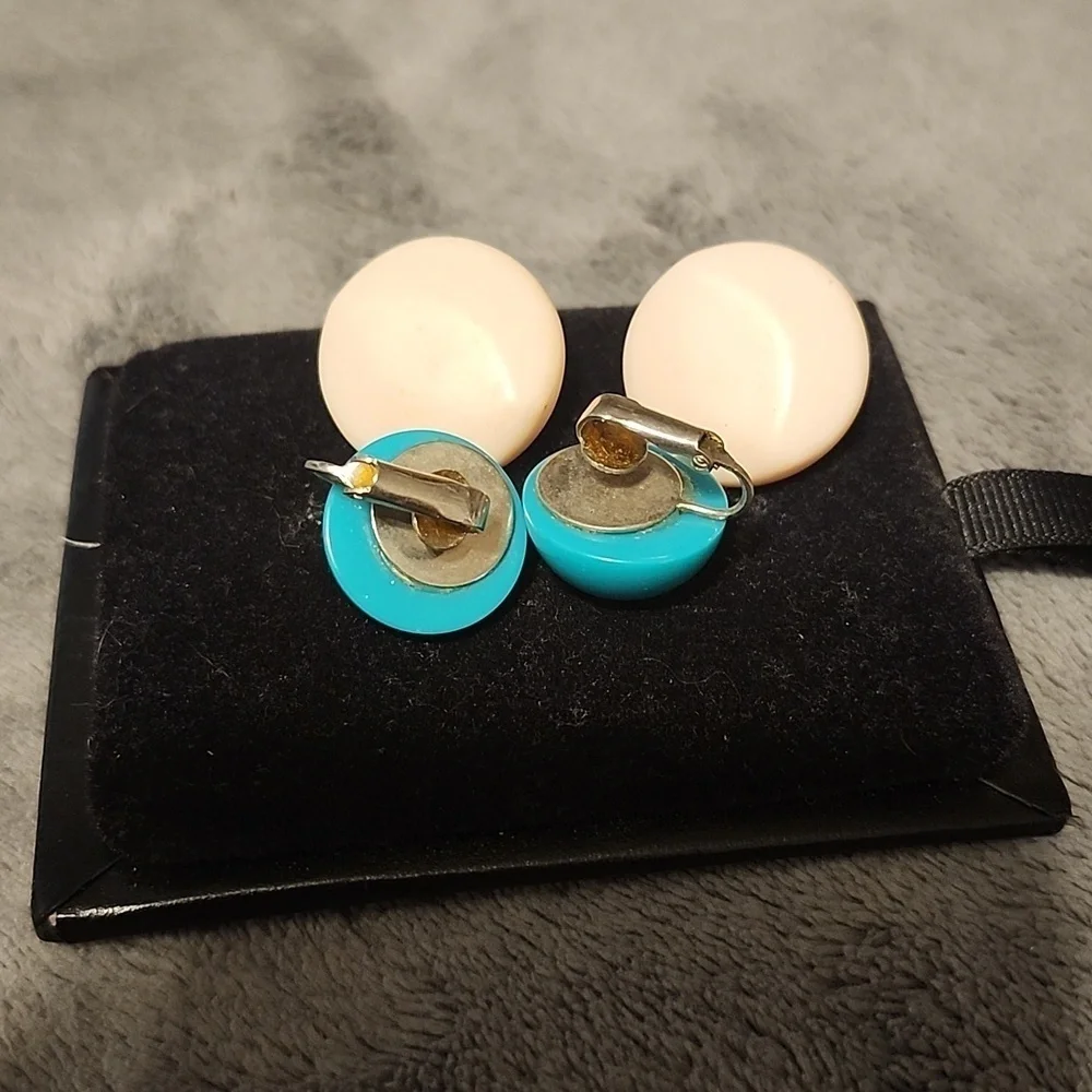 Vintage clip on earing set - Picture 2 of 3